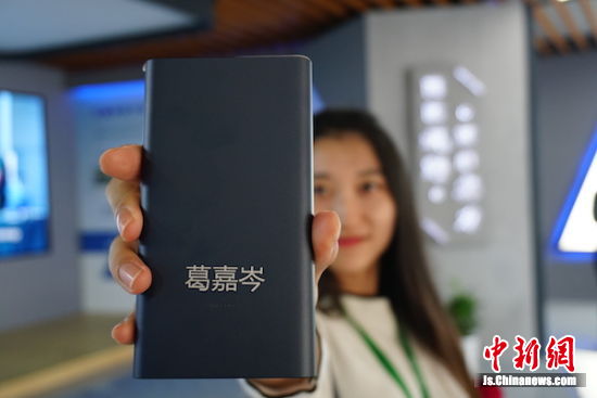 激光打印機將人名打印在了充電寶上,個性十足。 激光打印機將人名打印在了充電寶上,個性十足。